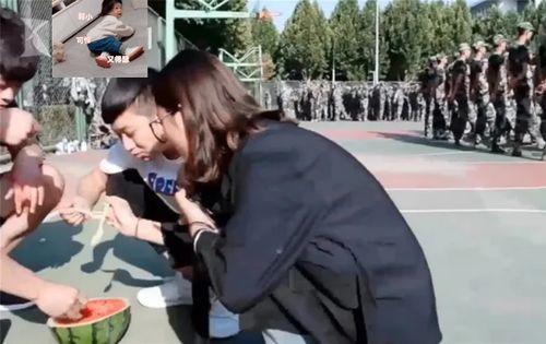 学生骑车吃瓜视频,学生骑车吃瓜，趣味横生一幕