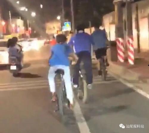 学生骑车吃瓜视频,学生骑车吃瓜，趣味横生一幕