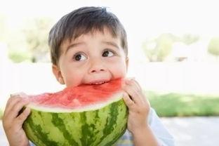 骂小孩吃瓜视频素材,揭秘小孩吃瓜视频背后的骂战风云