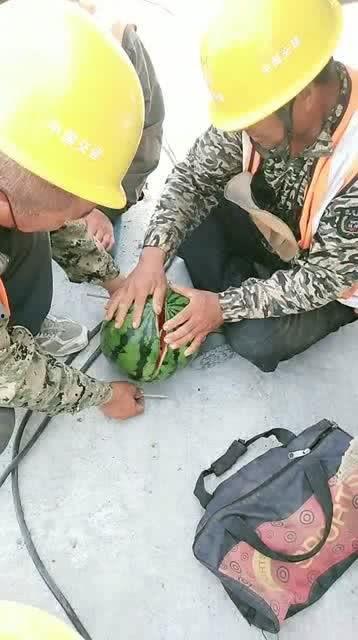 工地吃瓜的视频,揭秘建筑工地的趣味日常