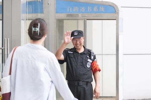 保安叔叔吃瓜视频在线观看,趣味横生的日常瞬间