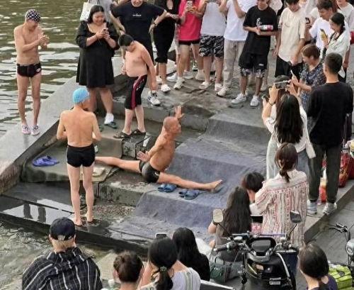 大爷吃瓜跳桥视频在线观看,惊险瞬间！大爷吃瓜跳桥视频引发网友热议