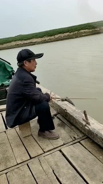 老大爷吃瓜钓鱼视频播放,老大爷吃瓜钓鱼视频走红网络