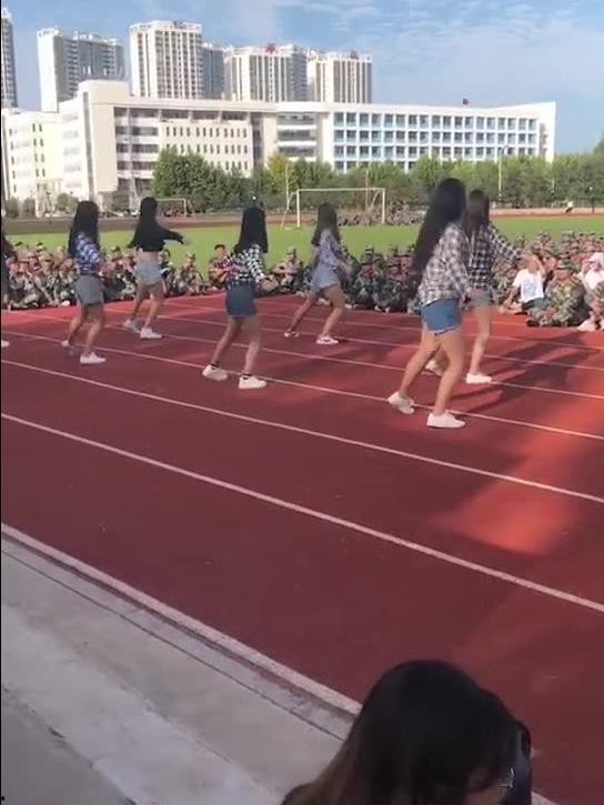 军训跳舞视频吃瓜在线,吃瓜群众在线热议