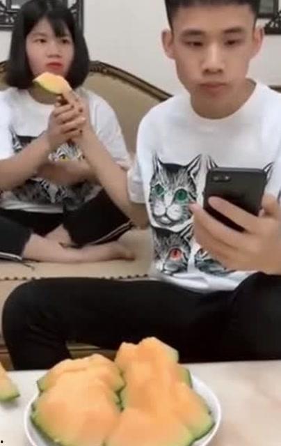 亲姐姐和弟弟吃瓜视频