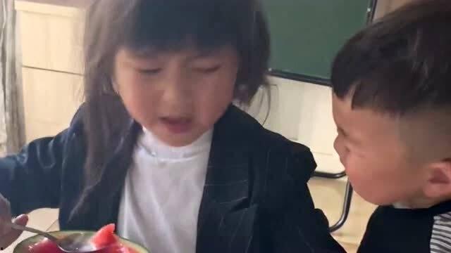 亲姐姐和弟弟吃瓜视频