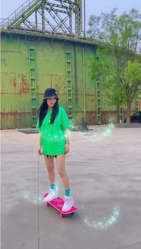 小视频女主玩滑板吃瓜,一场欢乐的街头表演
