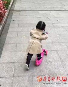 小视频女主玩滑板吃瓜,一场欢乐的街头表演