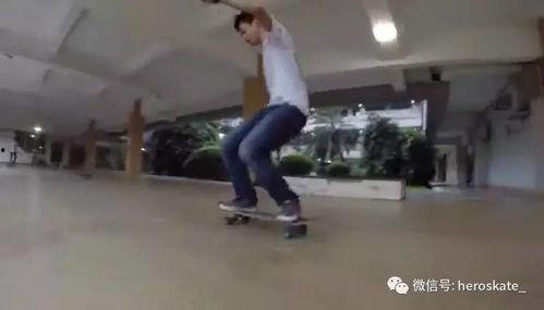 小视频女主玩滑板吃瓜,一场欢乐的街头表演