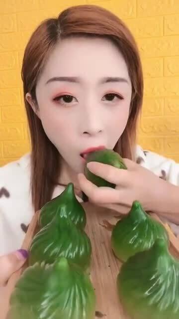 吃蜜瓜的女人视频播放,一睹吃蜜瓜女人风采的瞬间