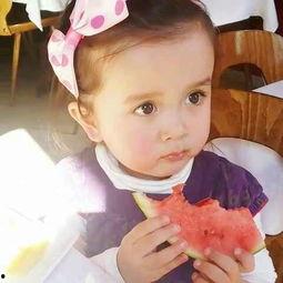 快乐宝贝吃瓜视频,萌娃趣味吃瓜，萌态十足引网友爆笑