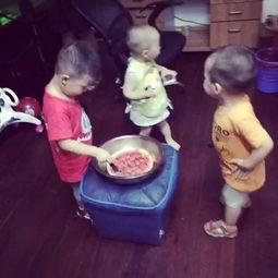 快乐宝贝吃瓜视频,萌娃趣味吃瓜，萌态十足引网友爆笑