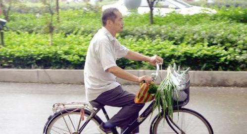 大爷停自行车吃瓜视频,画面温馨引网友热议